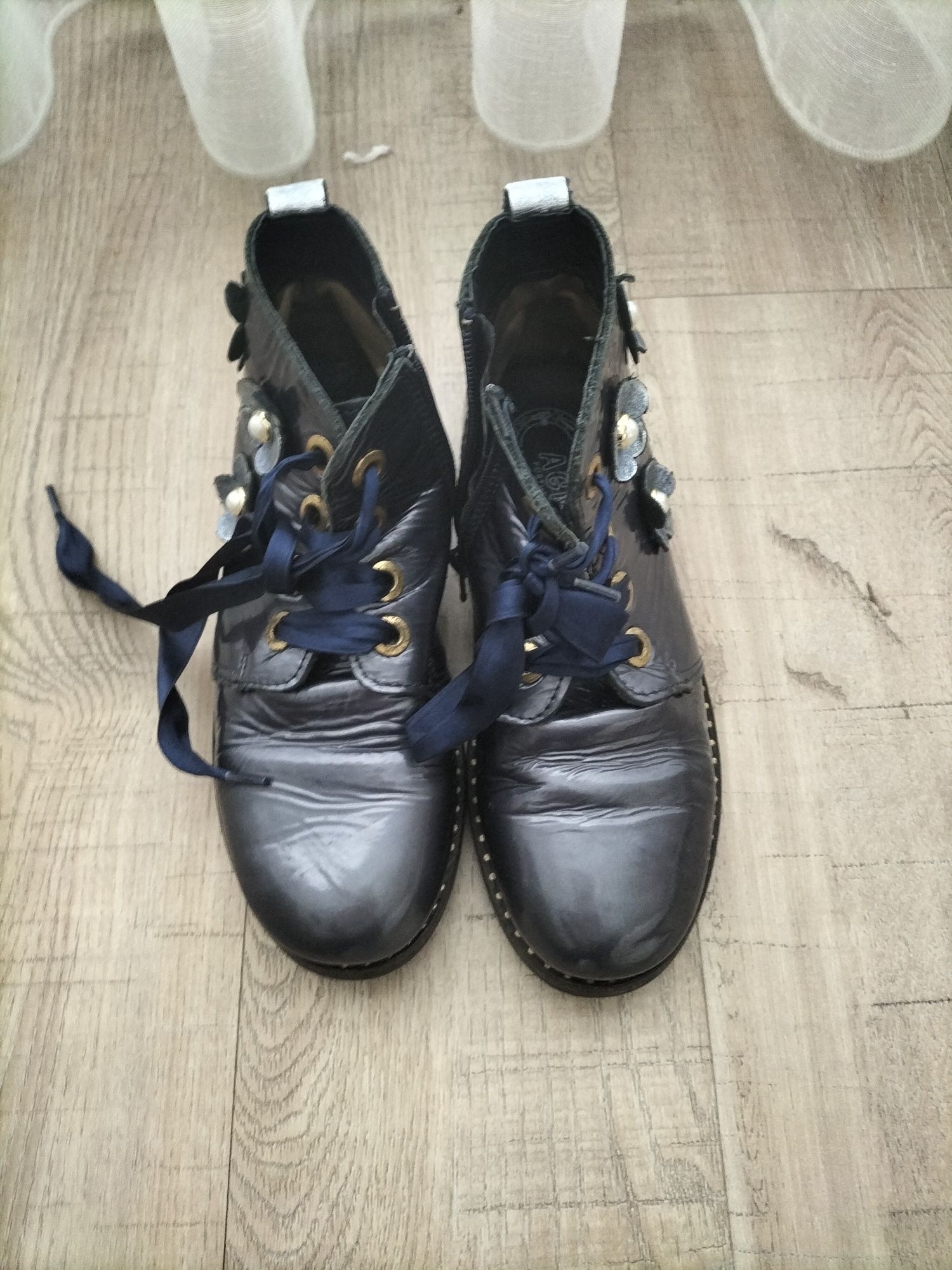 Botas azuis com aplicações
