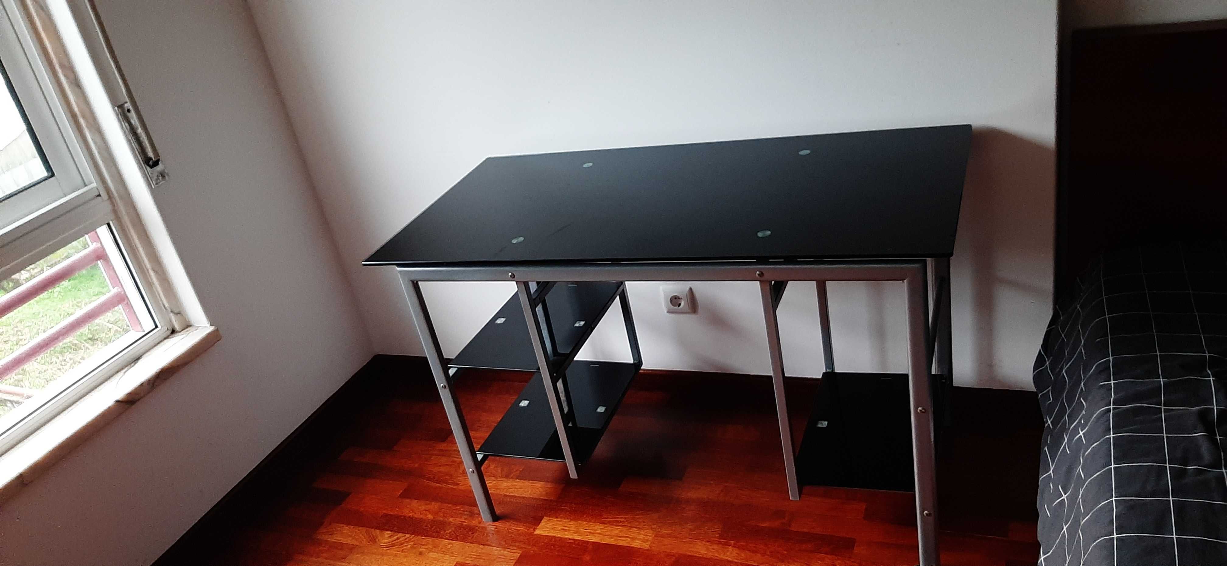 Mesa em vidro para computador ou estudos