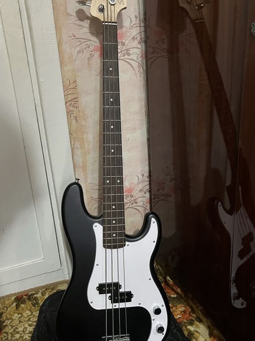 Бас-гітара Squier precision bass by Fender