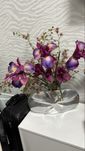 Jarra com flores lilás.
