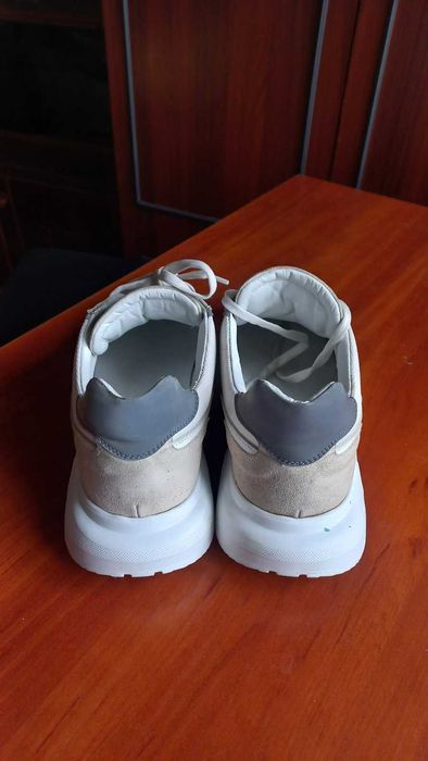 продам кросівки білі