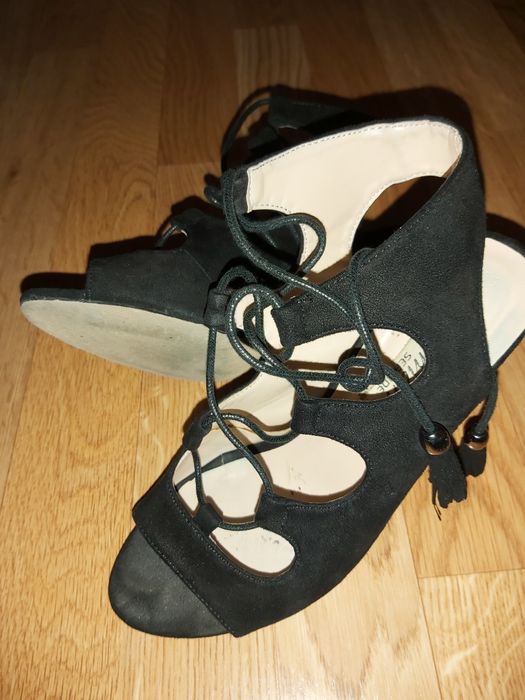 Sandálias em camurça