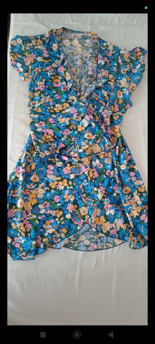 Sukienka w kwiaty kopertowa