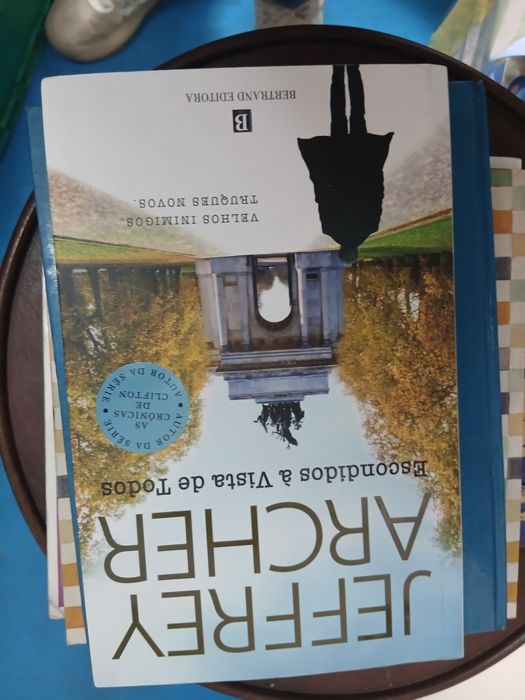 Jeffrey Archer, Escondidos à vista de todos