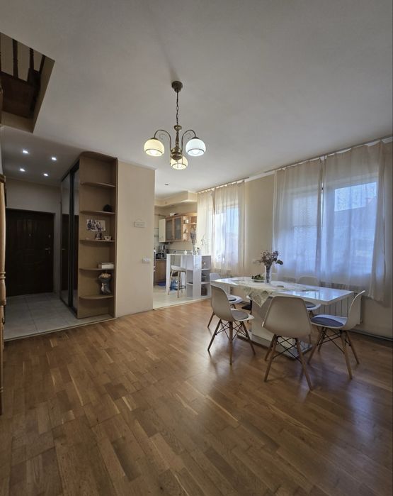 Напівособняк із загальним двориком