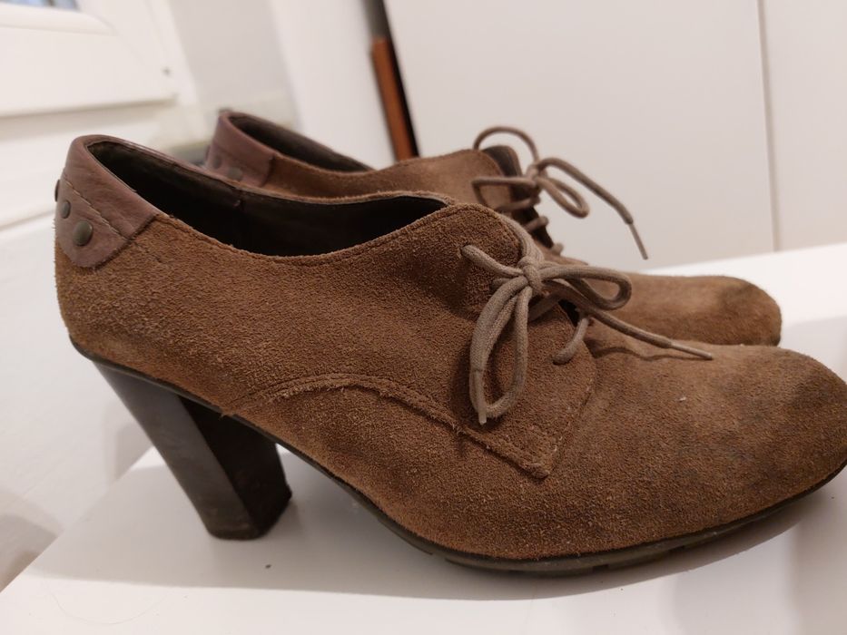 Sapatos de salto de camurça