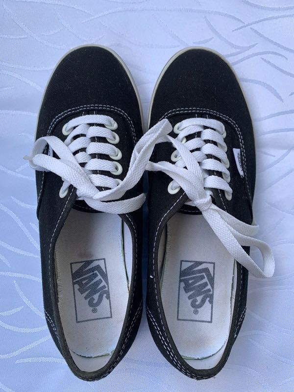 Czarne trampki z białą podeszwą Vans 36