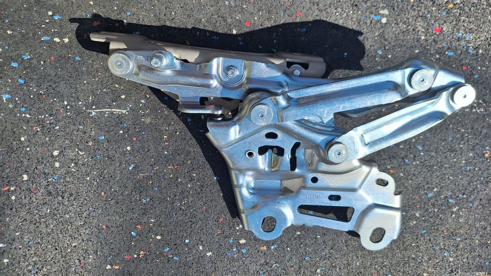 Zawias maski BMW x1 lewy,prawy  nowy