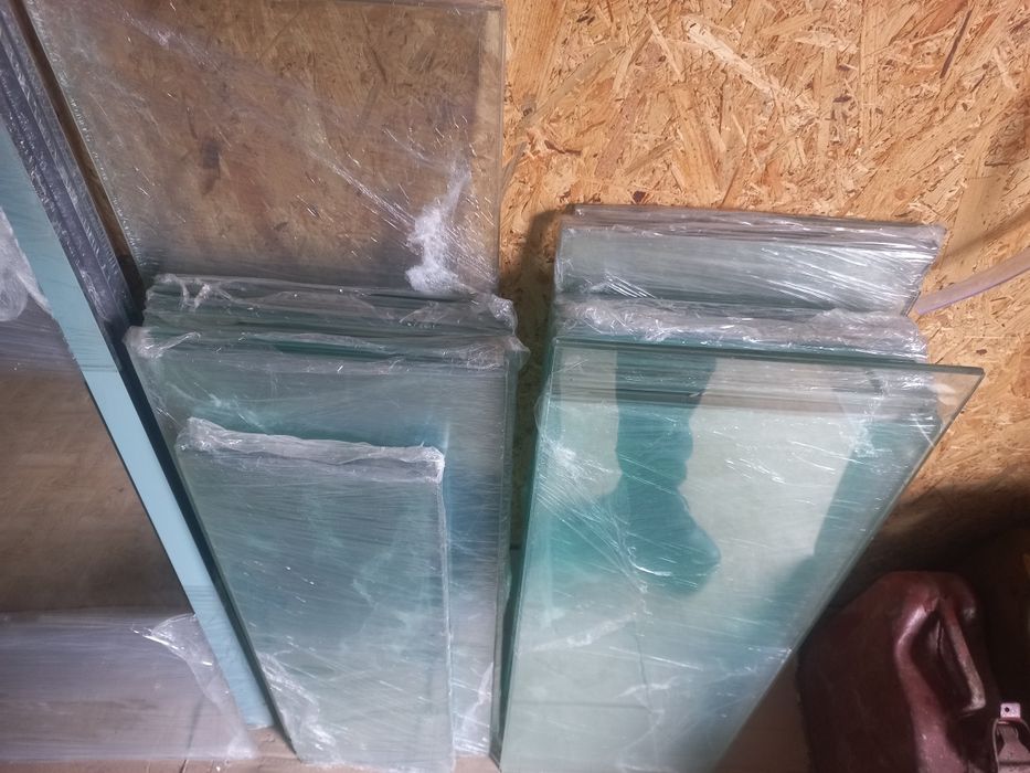 Стекла для полок торгового оборудования.