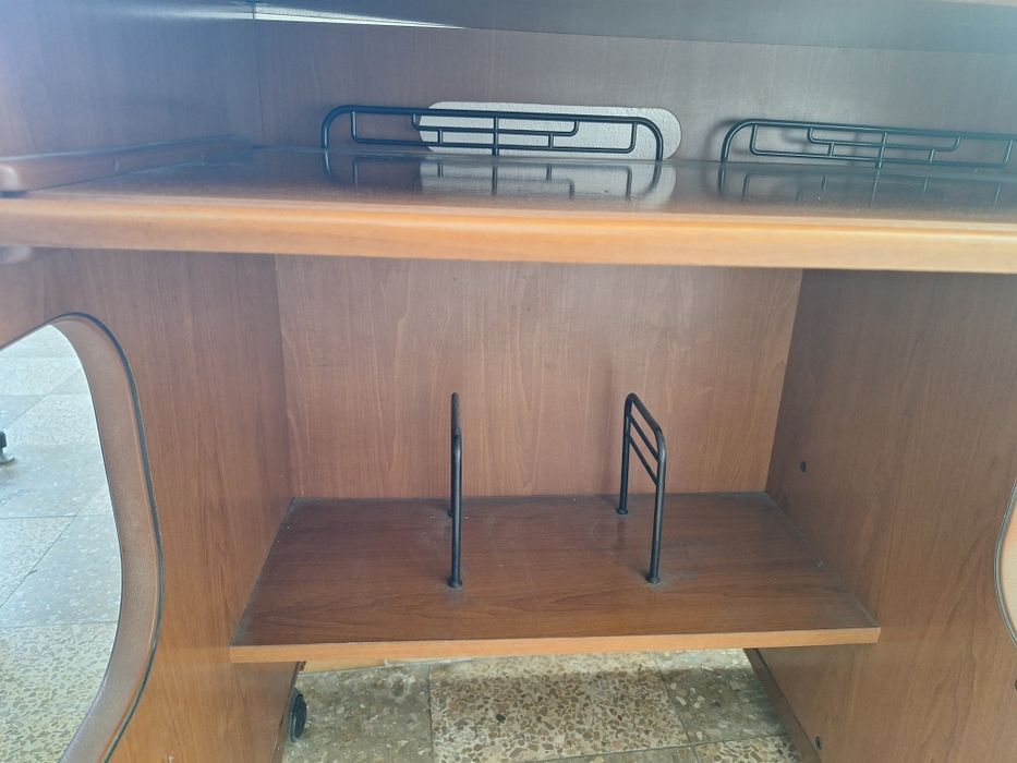 Secretária em madeira - 1,15 m x 0,57 m x 0,80 m - Usada