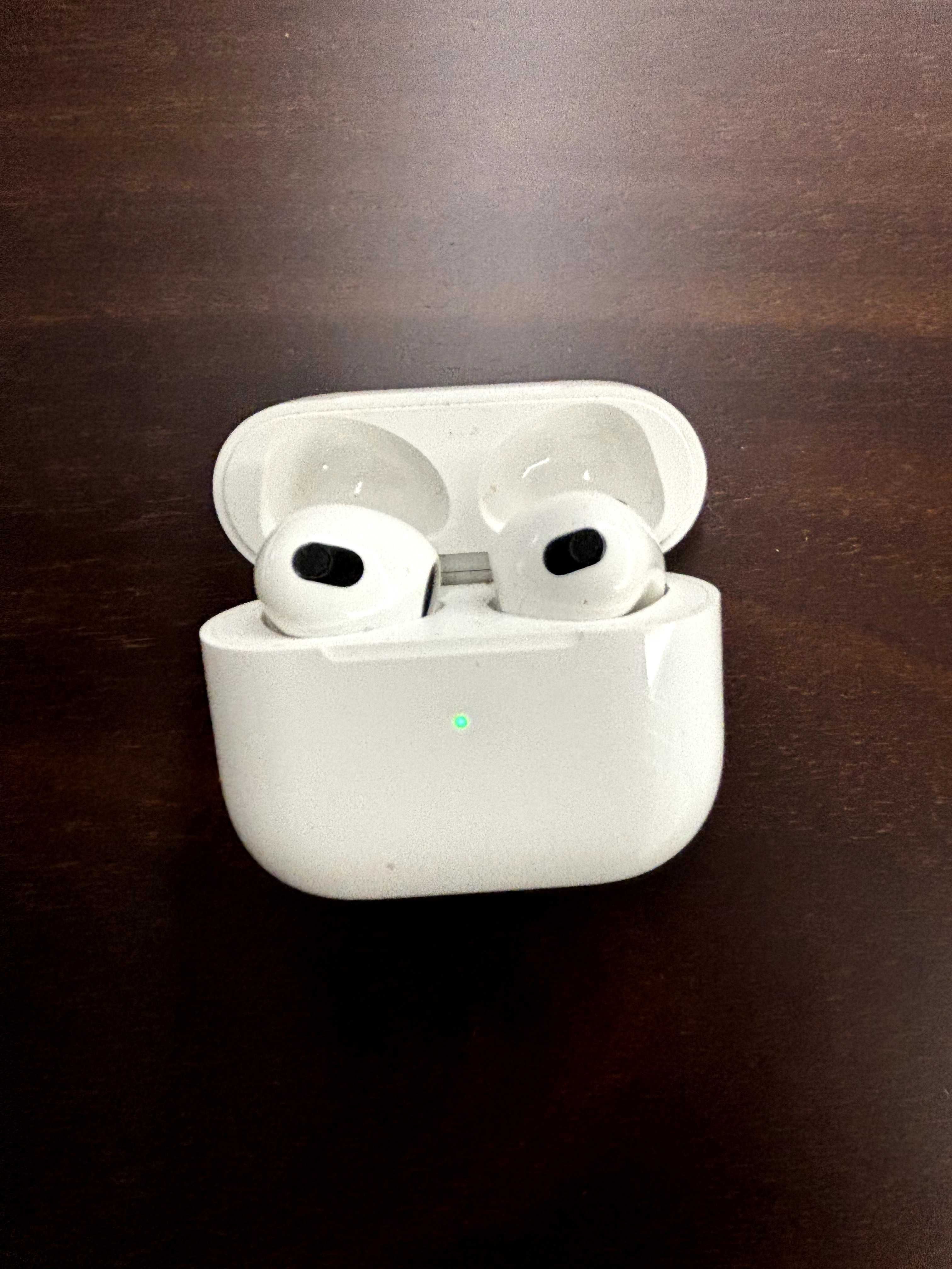 Airpods 3rd generation funcionais mas com volume reduzido. Oferta capa