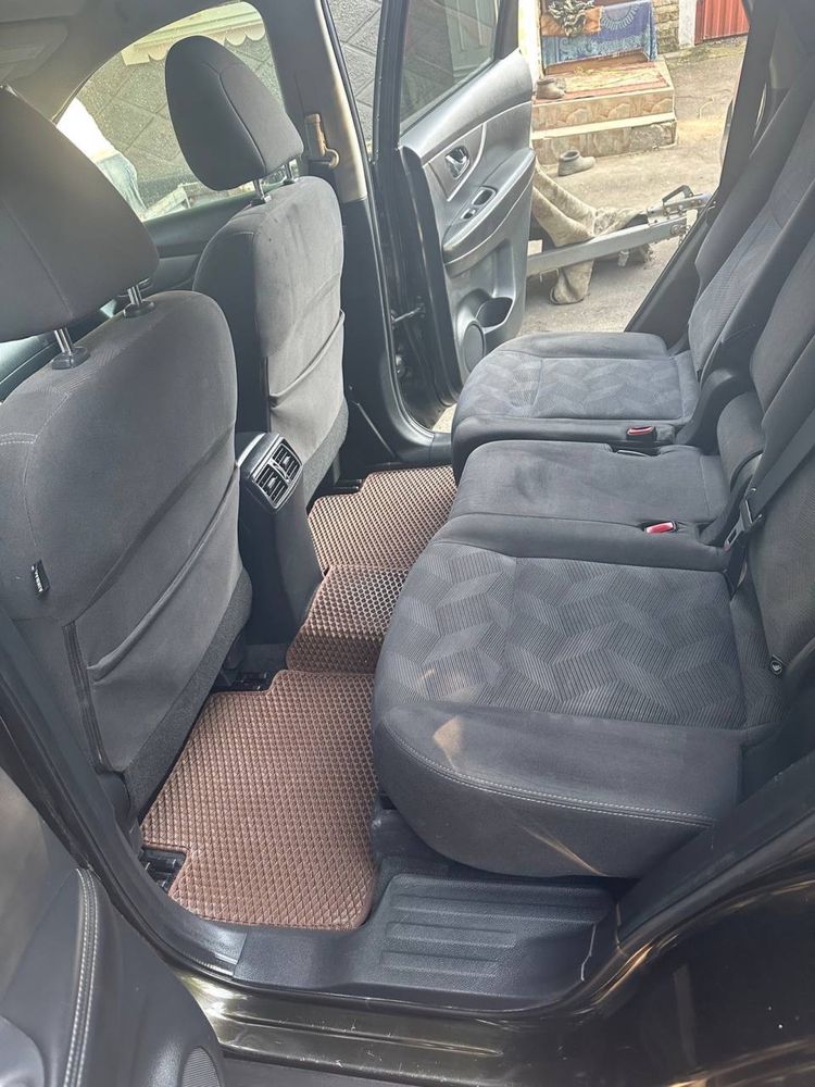 Nissan Rogue 2,5 SV комплектації