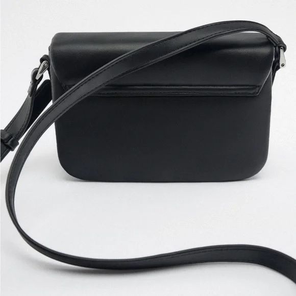 Mala Zara Crossbody Preta com Fivela – NOVA (sem etiqueta)