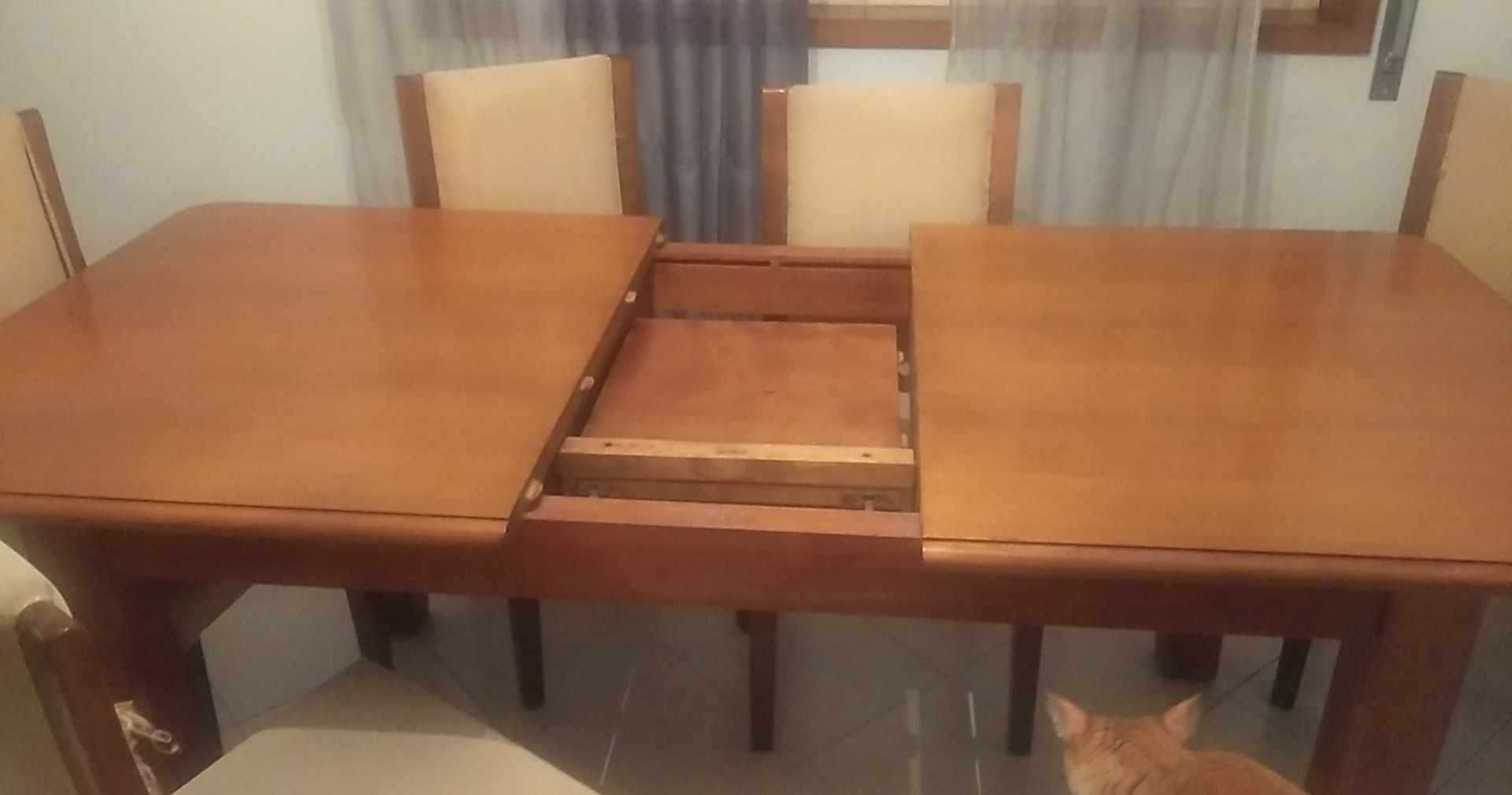 Mesa de madeira maciça com 6 cadeira