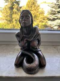 Figura kobiety z wężem