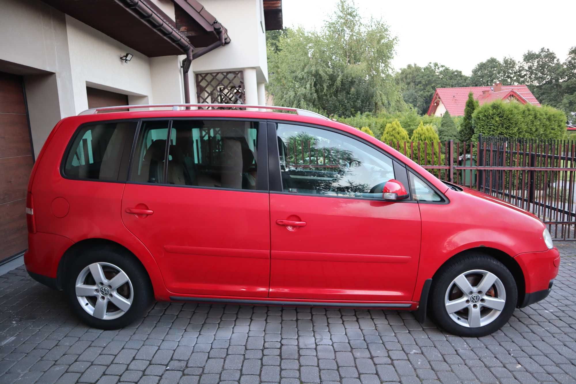 VW Touran Highline 7-osobowy/2.0 MPI/DSG
