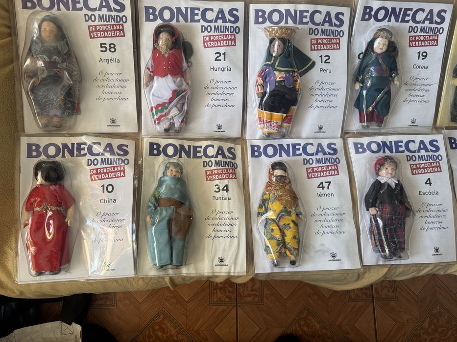 Colecao Bonecas do mundo de porcelana verdadeira como nova .