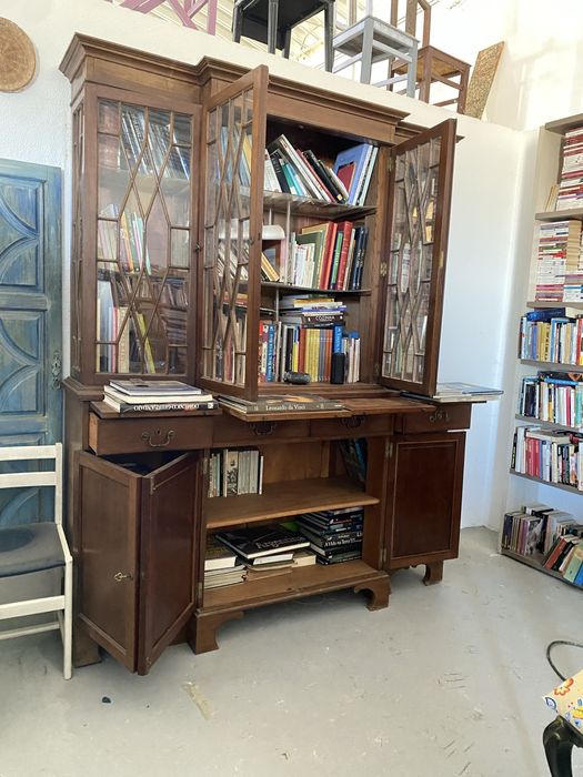 Móvel de sala ou livreiro ou de sala em bom estado