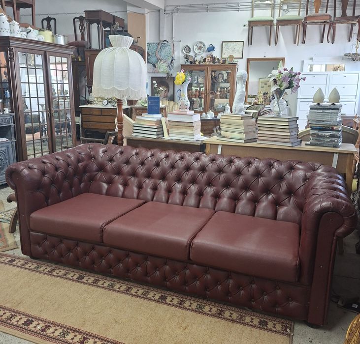 Sofá tipo chestefield cor Bordô