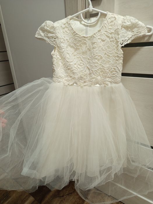 Сукня біла, святкова, сніжинка на дівчинку