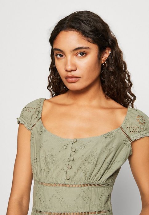 Sukienka ażurowa Guess S