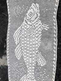Dois naperons em crochet com figura de peixe