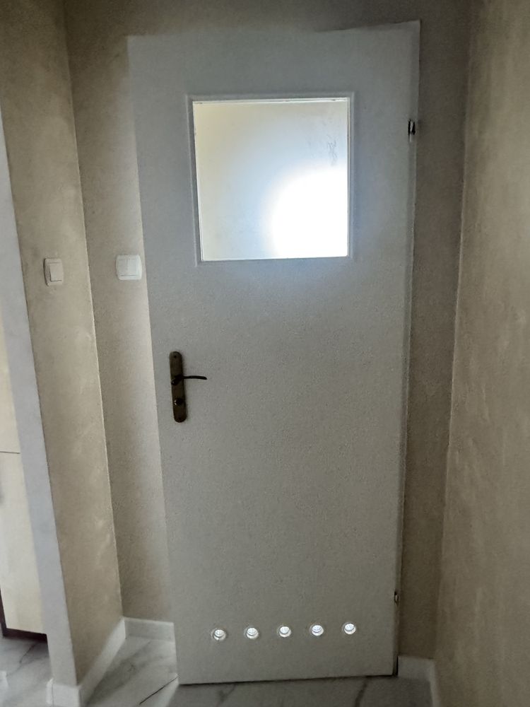 Drzwi łazienkowe biale uzuwane