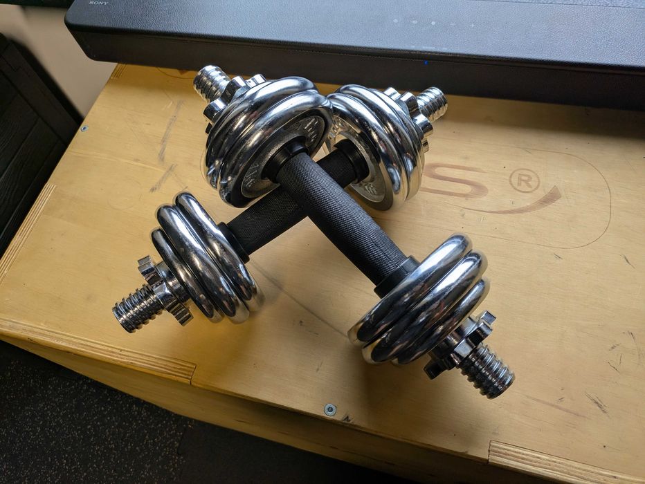 Hantle chromowane w walizce