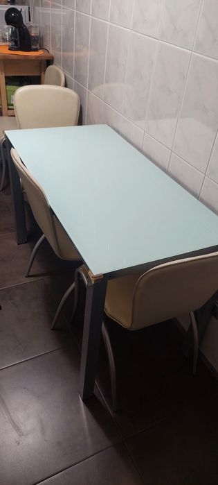 Mesa de cozinha + 4 cadeiras