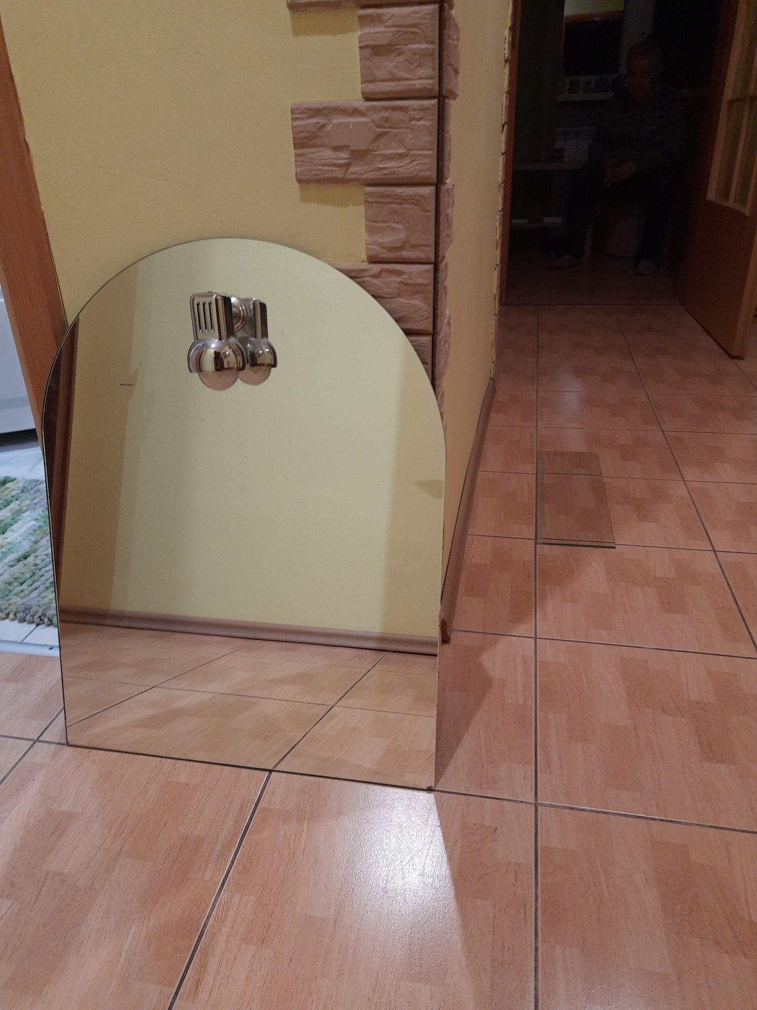 Lustro i szafka z umywalką