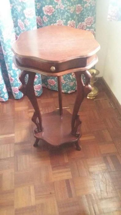 Mesa pequena, de cabeceira, de sala ou entrada