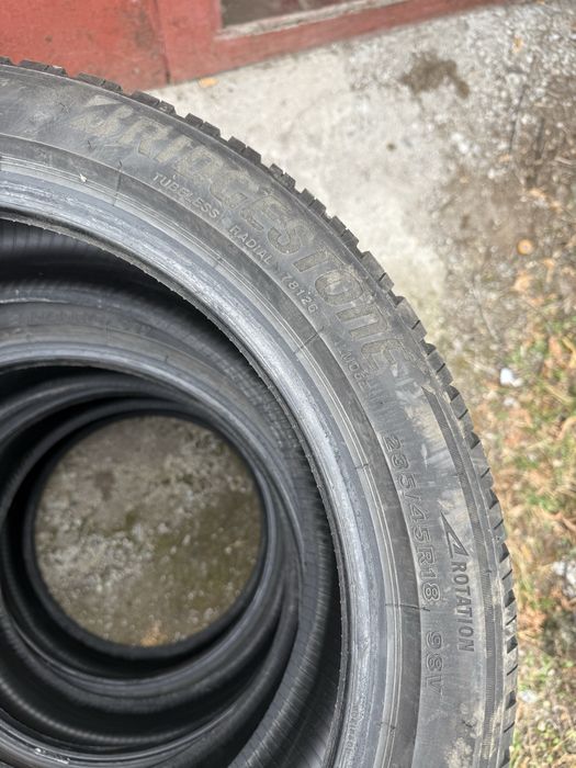 Зимова гума Bridgestone 235 45 18