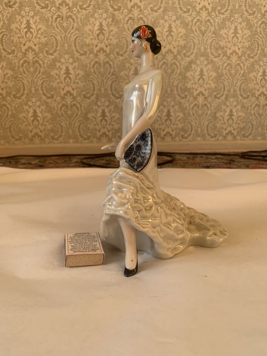 Старовинна фарфорова танцівниця Кармен