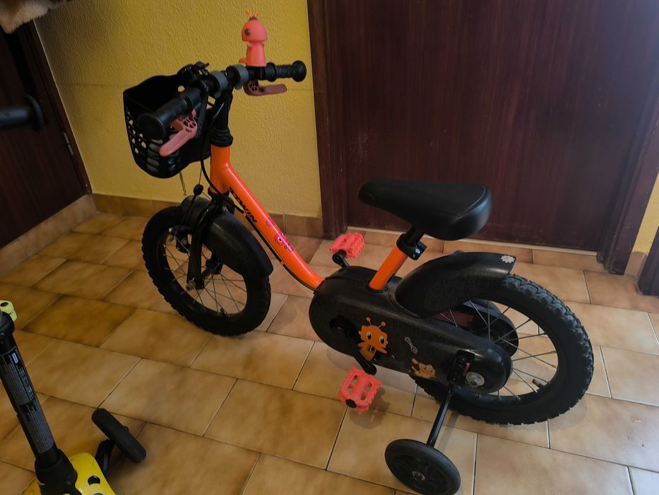 Bicicleta e trotinete de criança