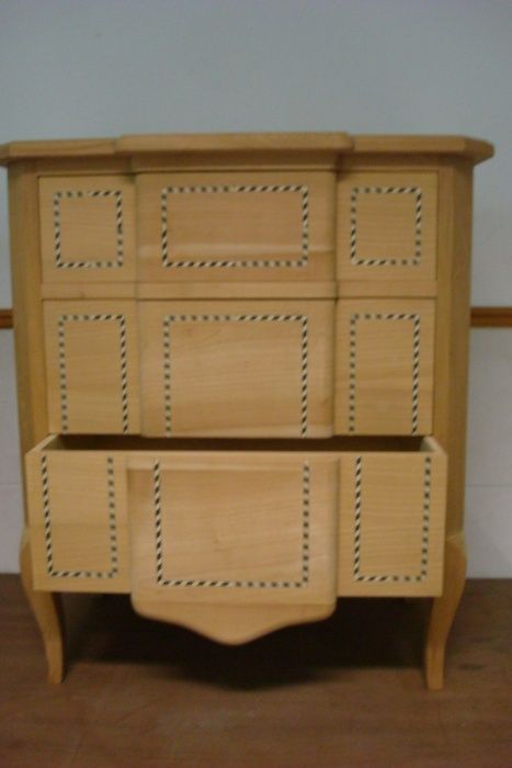 Mesinha em madeira cerejeira maciça - Novo