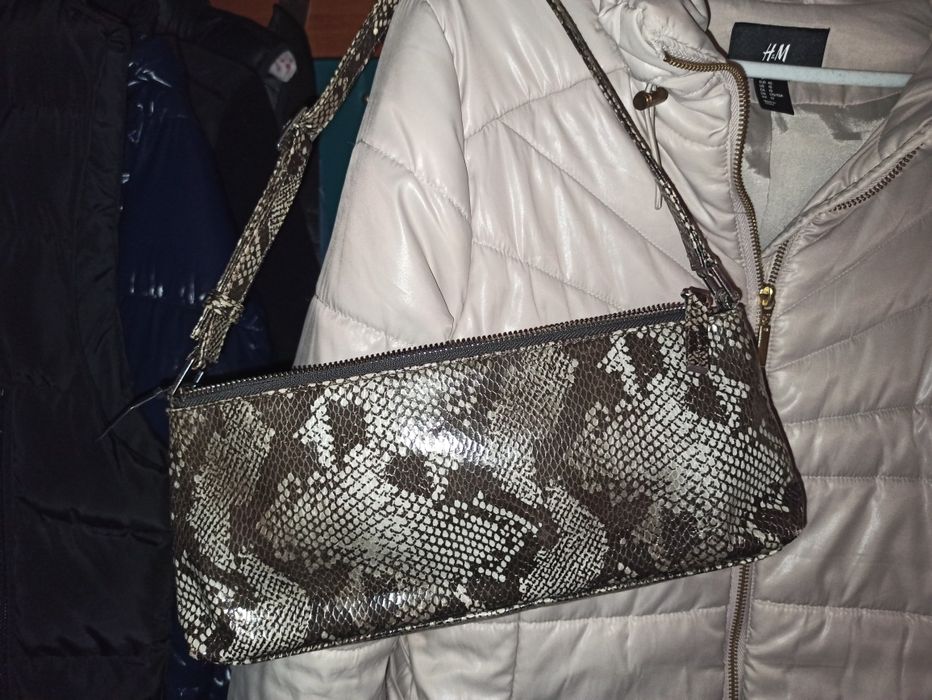 Сумка багет зміїний принт Monki