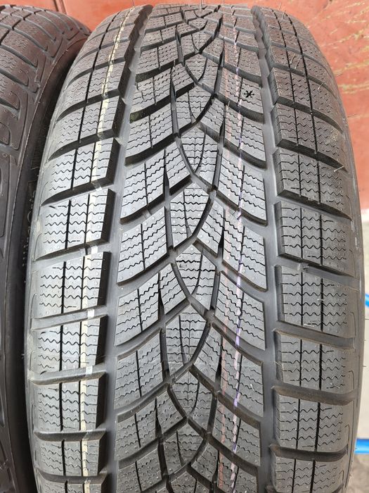 215/50/19 R19 GoodYear UltraGrip Performance+ 4шт ціна за 1шт шини