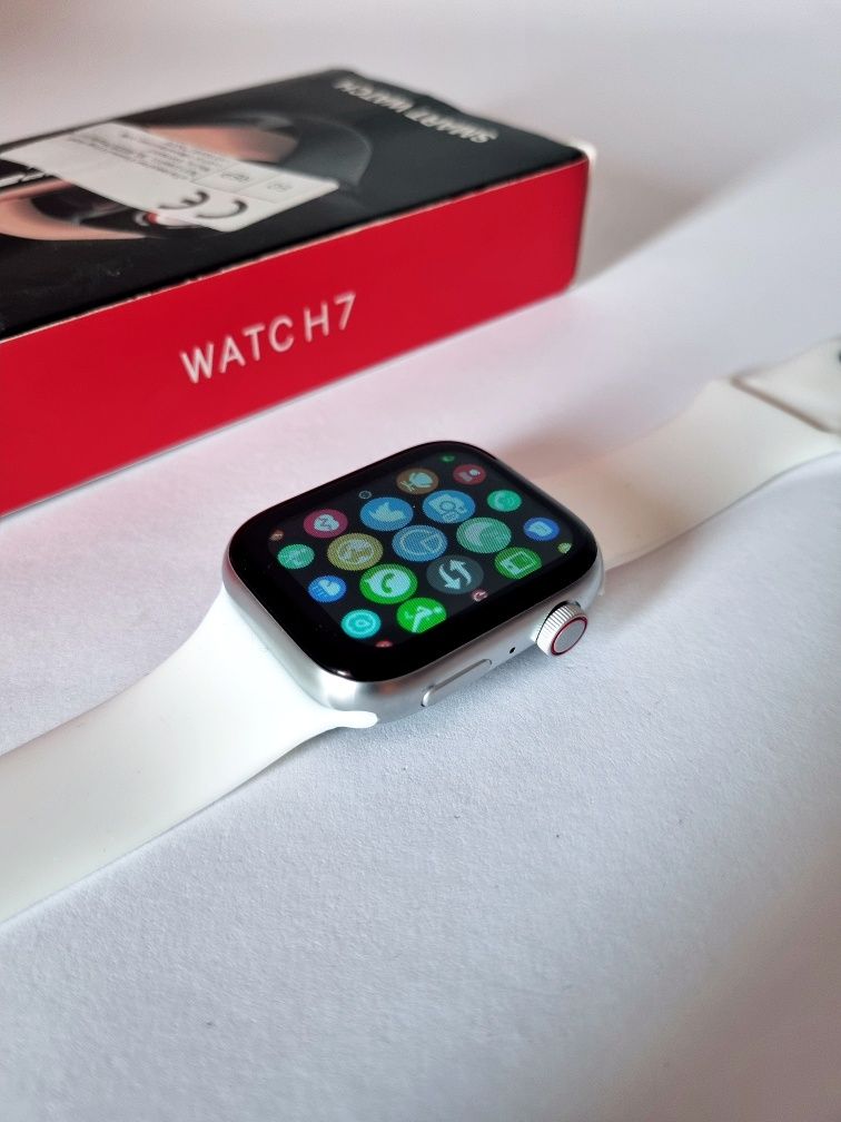 Smartwatch srebrny na białym pasku
