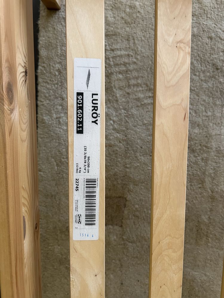 Cama de solteiro em pinho com estrado
