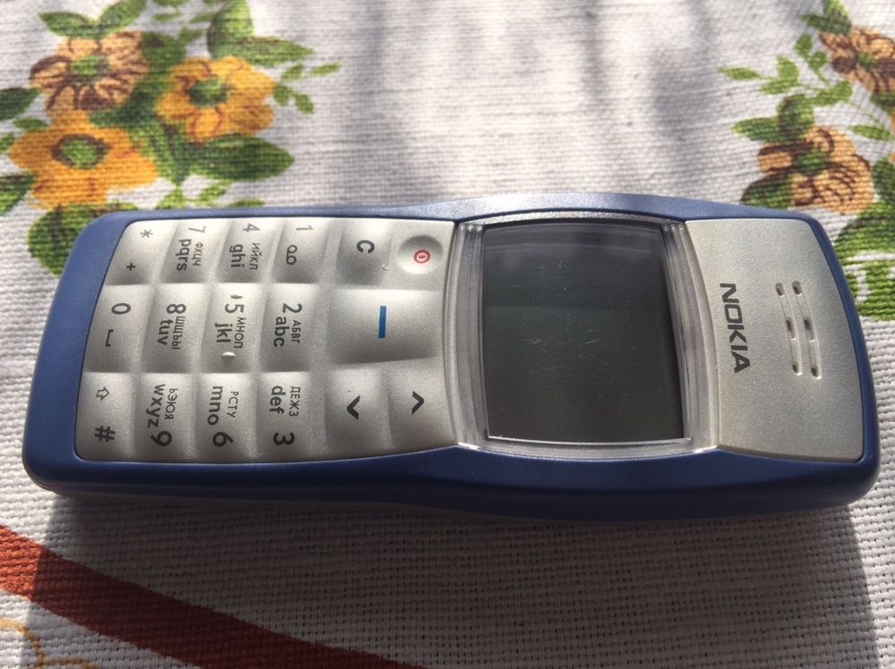 Nokia 1100 - GERMANY . ORIGINAL .