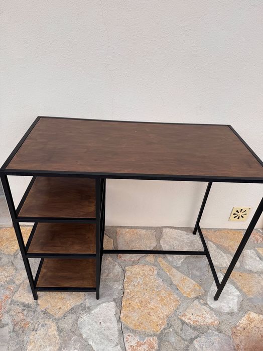 Mesa com prateleiras como nova