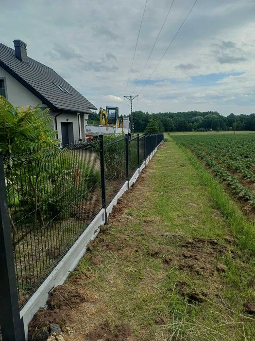 Ogrodzenie Panelowe 3D , Podmurówka, Słupki, Montaż