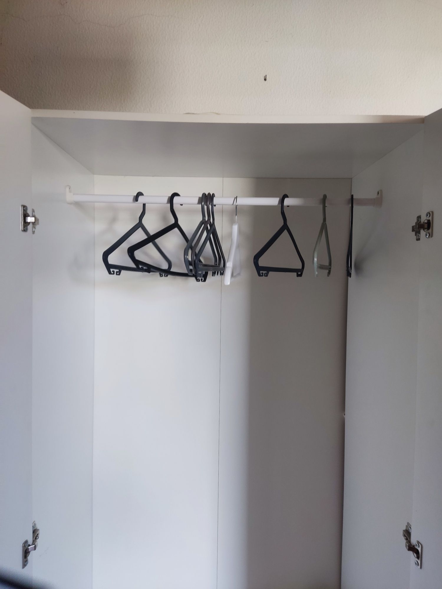 Guarda vestidos branco com 3 portas
