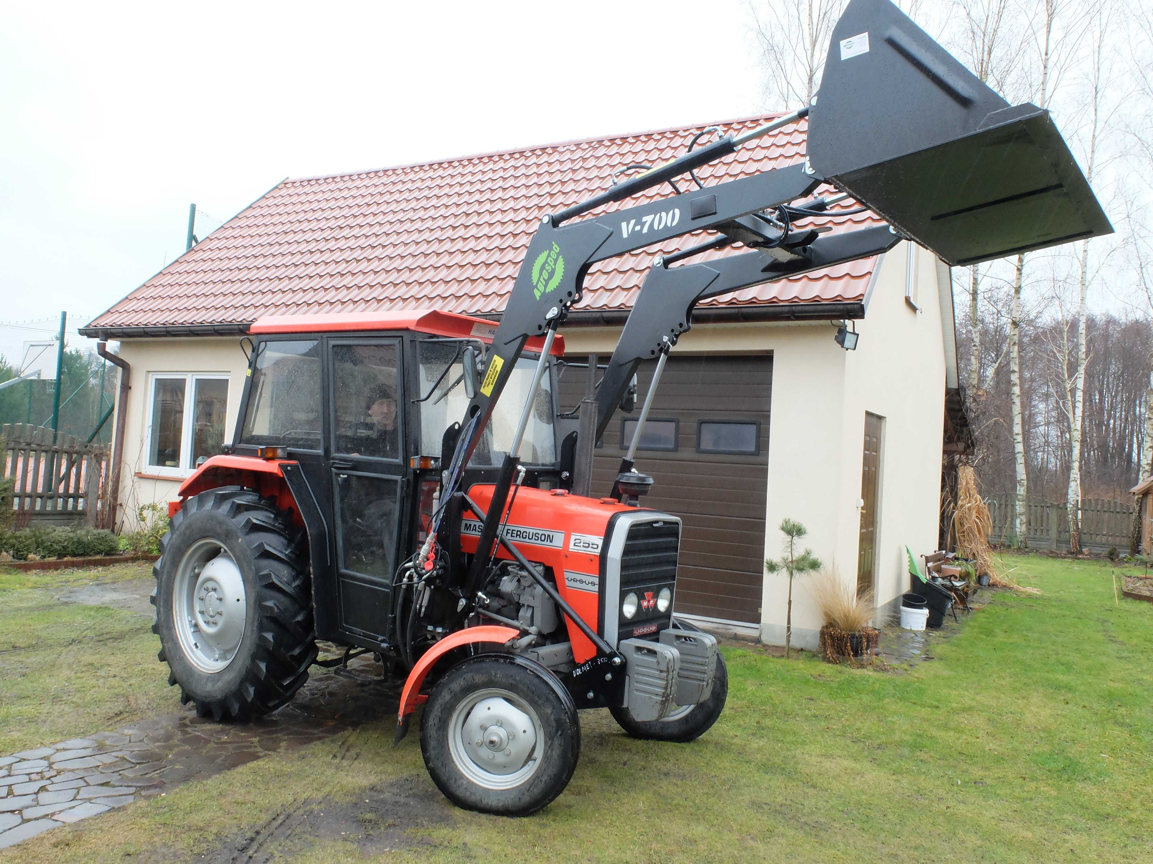 Ładowacz czołowy firmy Agrosped model V-700 Euroramka Montaż Transport