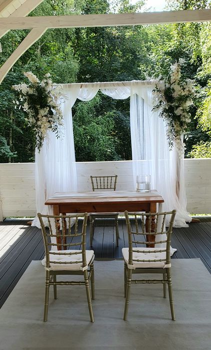 Dekoracje ślubne , plener ,Biały dywan, złote podtalerze , pokrowce na