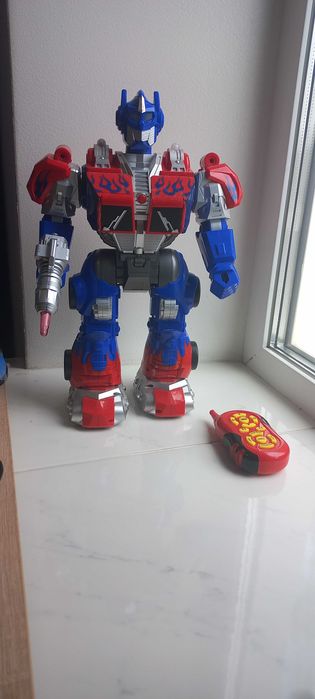 Іграшка робот на пульті