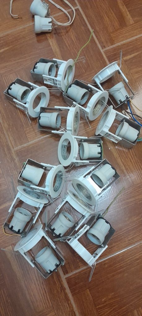 Apliques de tecto com casquilos de cerâmica.