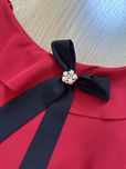 Piękna czerwona sukienka z elegancką broszką