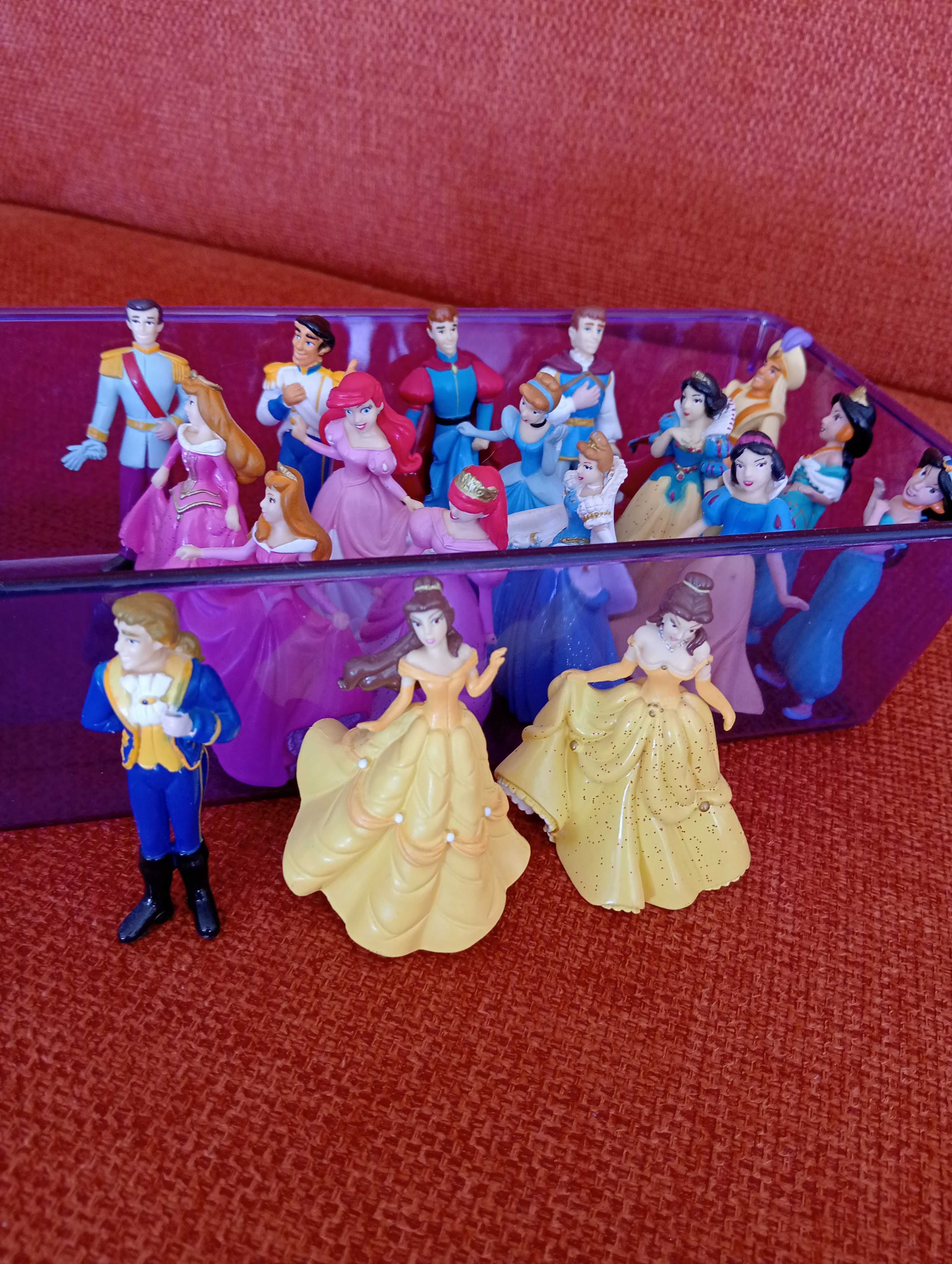 Princesas e Príncipes, 21 bonecos de plástico com 7cm de altura