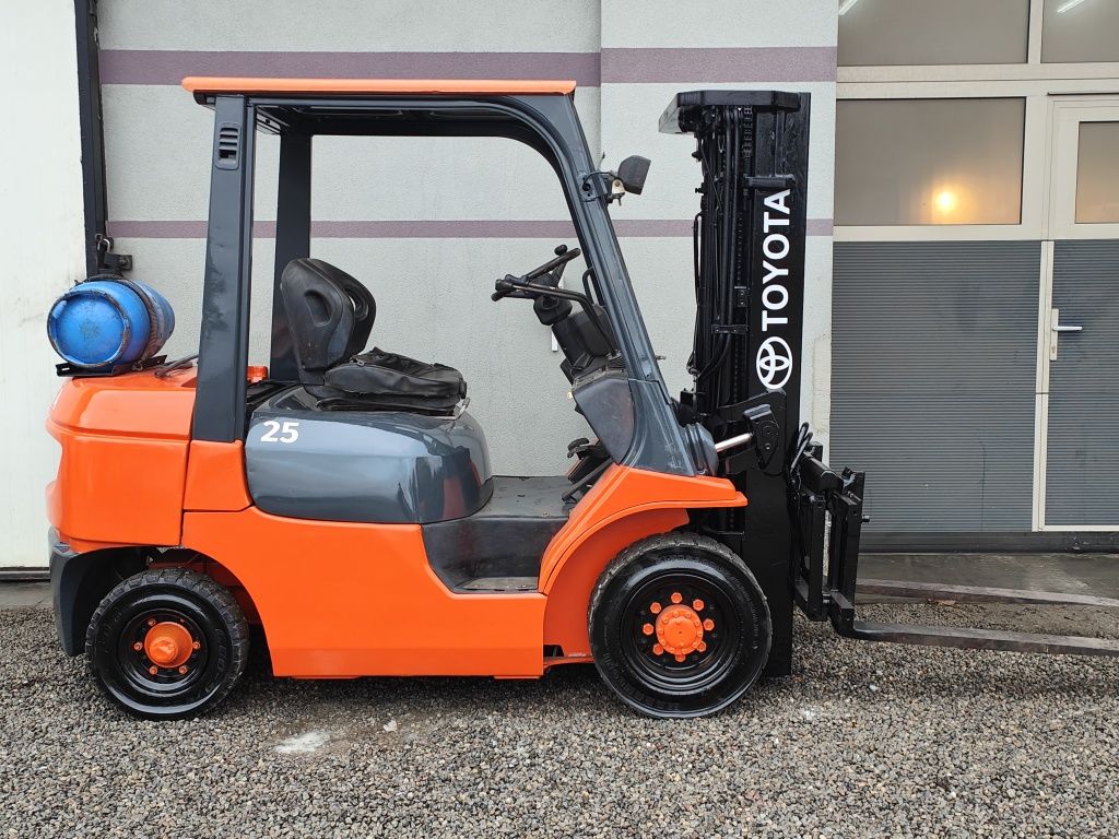 Wózek widłowy Toyota 7FG25 Lpg 2.5T Triplex 4.3m z Niemiec Wolny Skok